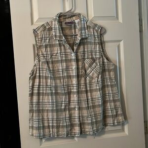 Nice sleeveless blouse. Kinda of gray, w tan.